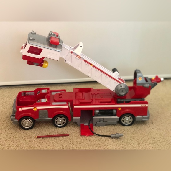 Paw Patrol - Ultimate Rescue Fire Truck with Extendable 2 ft. Tall Ladder - Picture 2 of 6